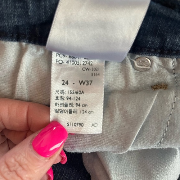 Levi’s Signature denim Distressed Medium Wash Cuffed Jean Shorts Size 24 Plus - Picture 9 of 16